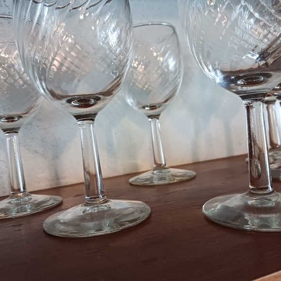 Crystal Swirled Wine Glass Set - Picture 4 of 8